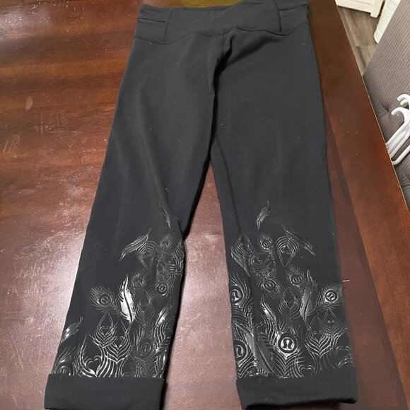 Lululemon Acro Peacock Capri Leggings Silicone Feather Print on Bottom Size 4 - Picture 3 of 4